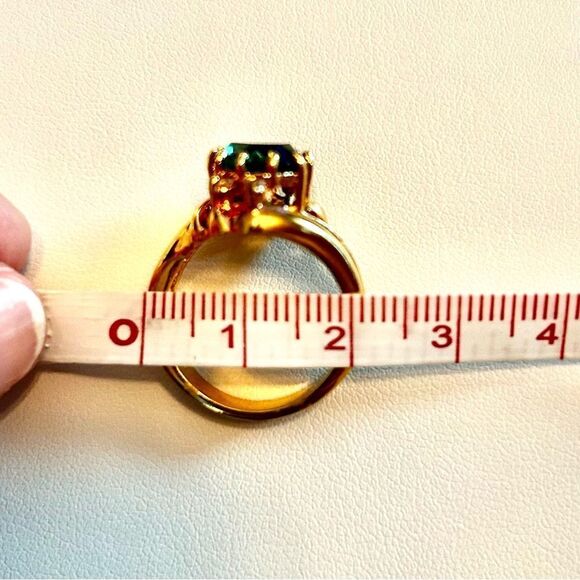 Elegant Vintage Gold Tone Ring with Green Stone - Picture 5 of 5